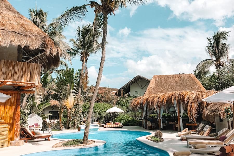 Тропический парк развлечений с бассейном и пальмами на острове Фукуок