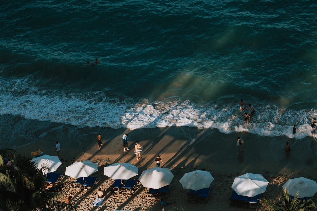 Городской пляж Нячанга с видом на набережную и небоскрёбы вдоль побережья