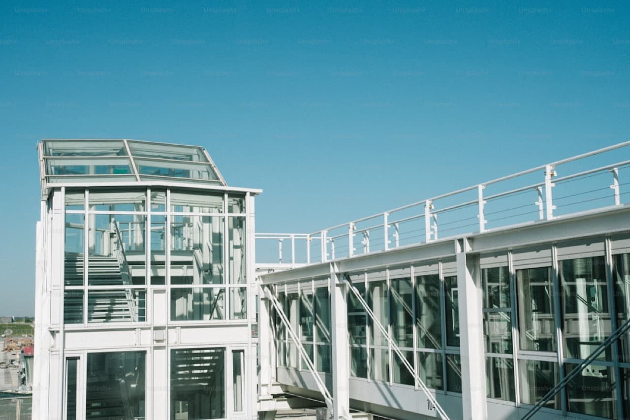 Самолёт заходит на посадку в аэропорту с подсвеченной взлётной полосой