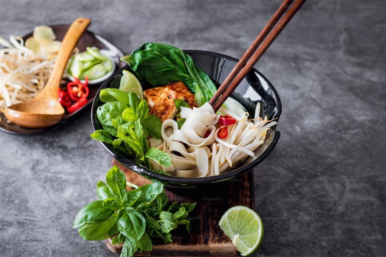 Вьетнамский суп фо бо с говядиной, рисовой лапшой и свежей зеленью