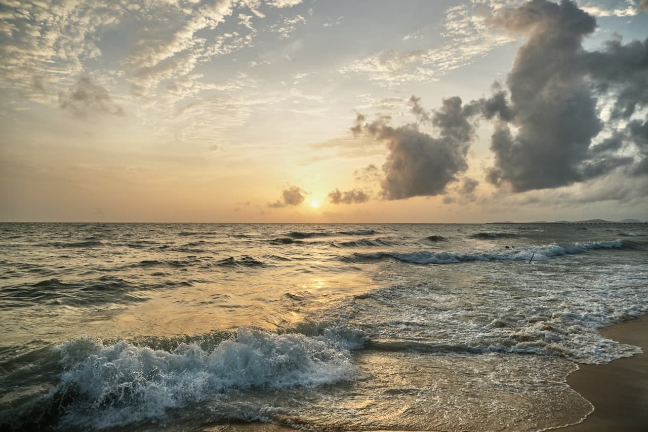 Тропический пляж Фукуока с бирюзовой водой и белым песком на закате