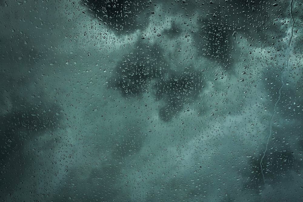 Капли тропического дождя на стекле — сезон дождей на Фукуоке