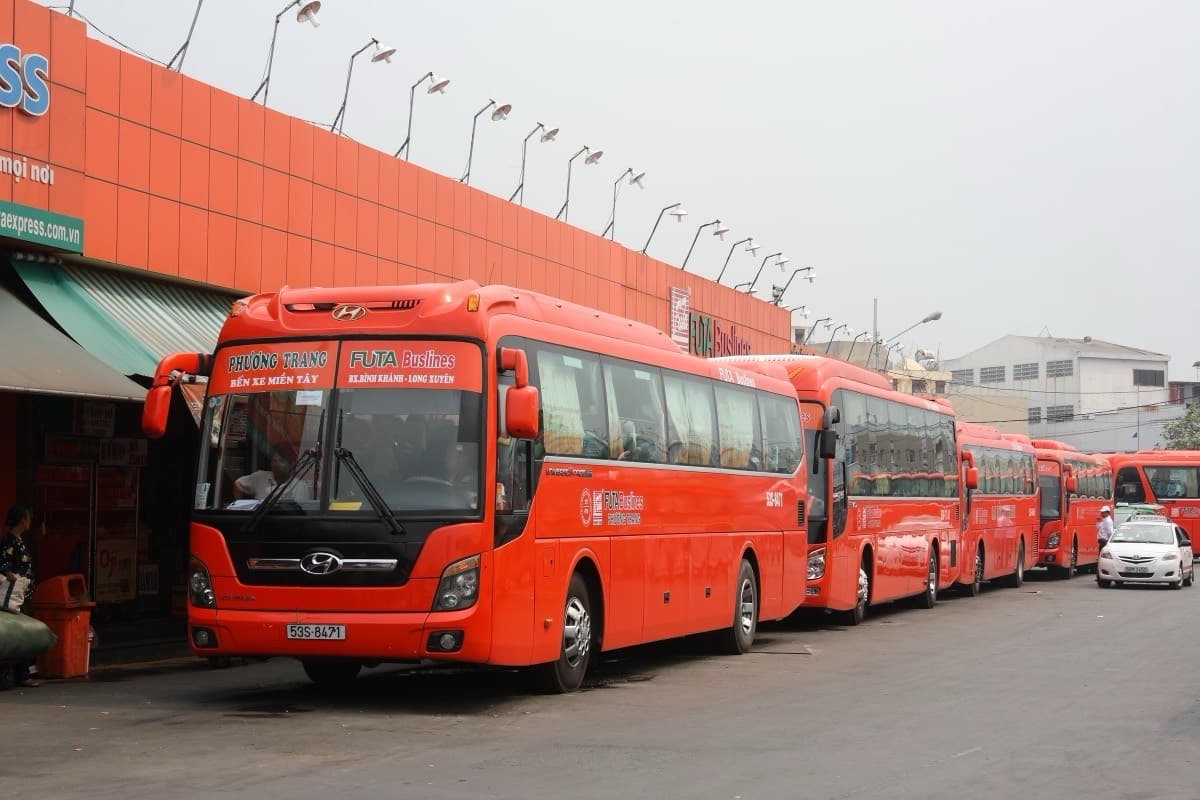 Красные автобусы Phương Trang FUTA на посадке у автовокзала в Хошимине