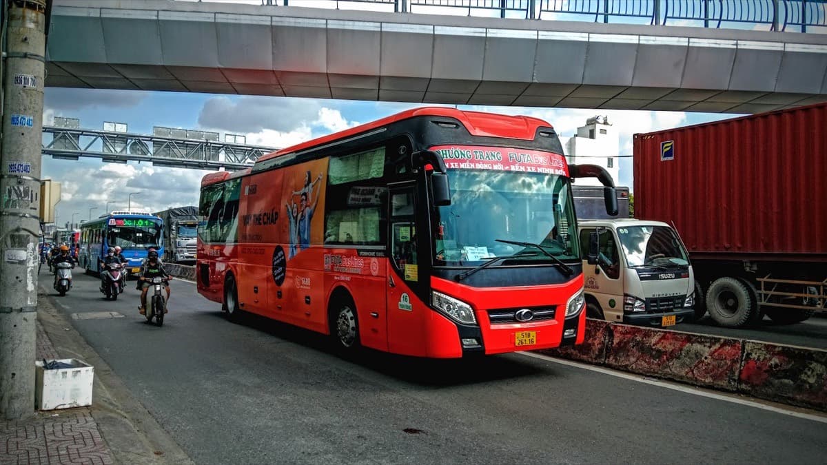 Красный автобус Phương Trang FUTA Bus Lines на дороге в Хошимине
