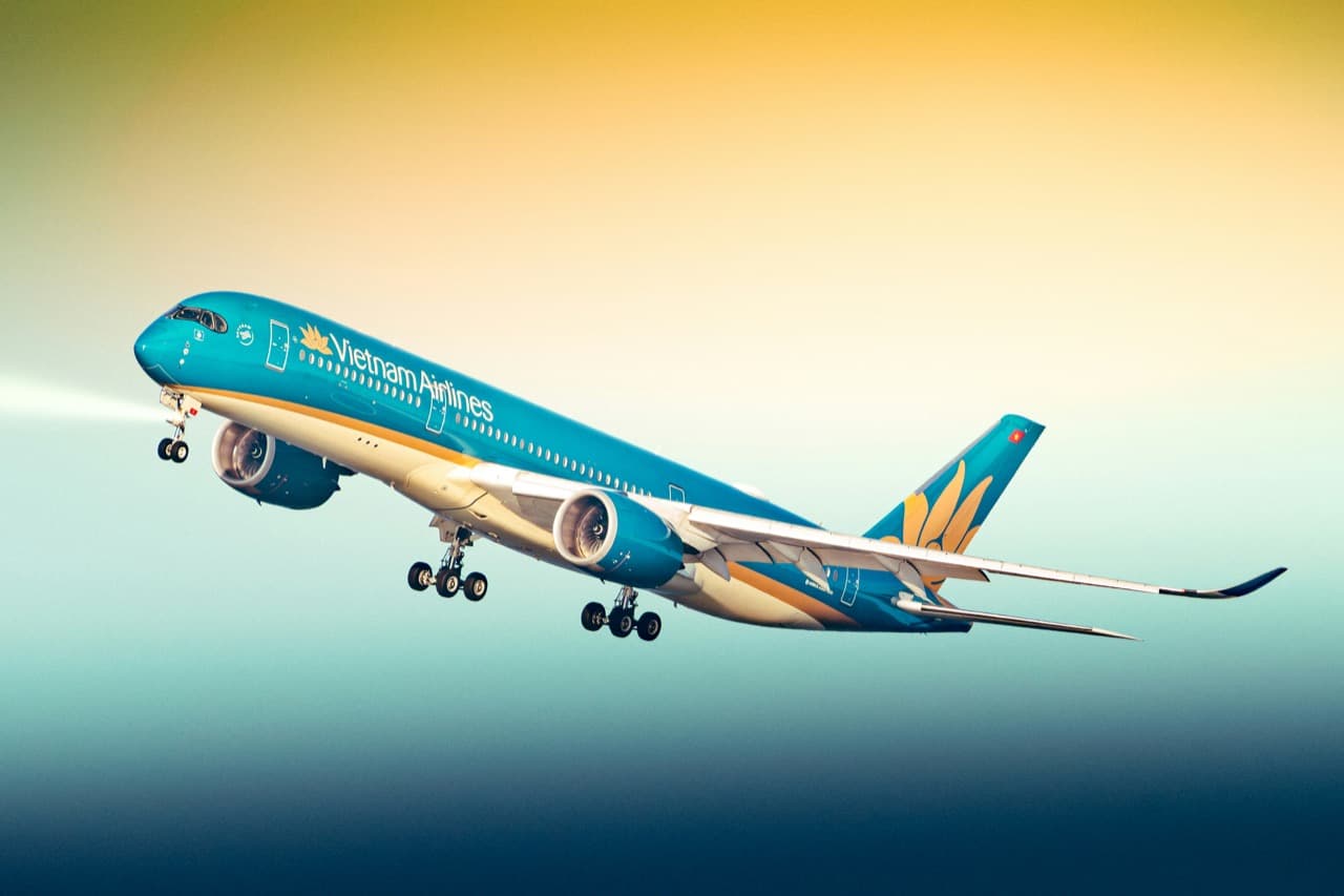 Самолёт заходит на посадку на взлётно-посадочную полосу аэропорта на фоне гор