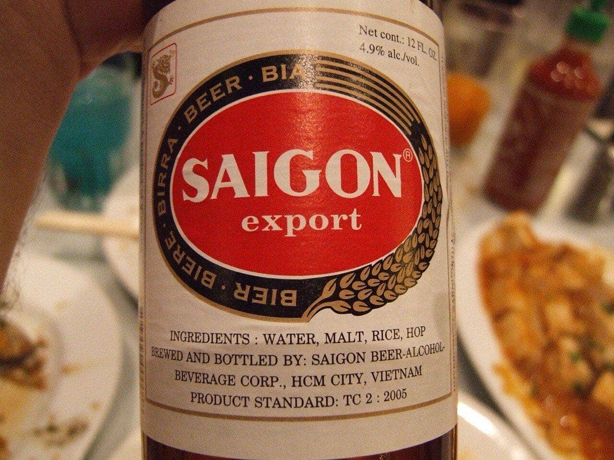 Этикетка вьетнамского пива Saigon Export крепостью 4,9% на столе в кафе