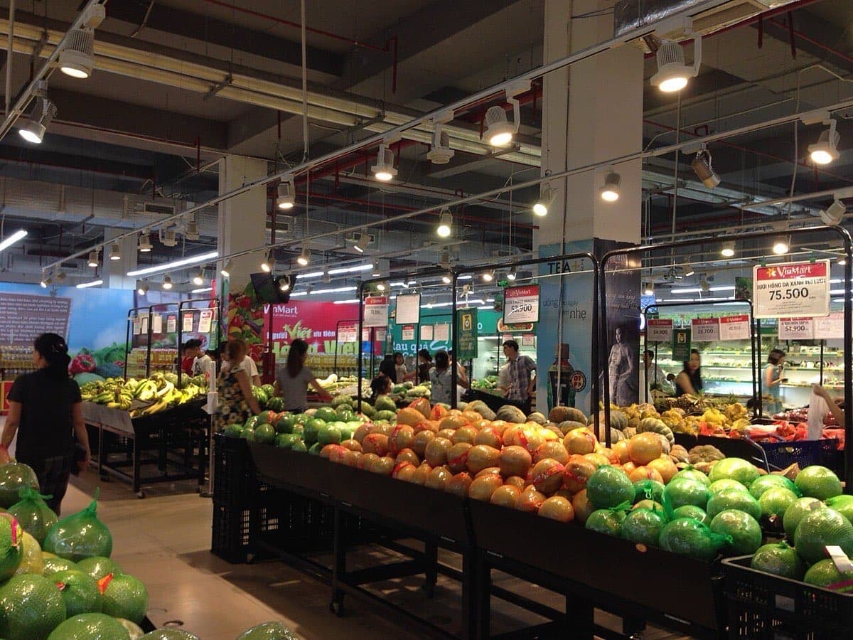 Торговый зал вьетнамского супермаркета VinMart с ценниками в донгах