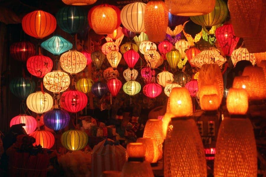 Старый город Хойан вечером — бумажные фонари и отражения в реке Тхубон