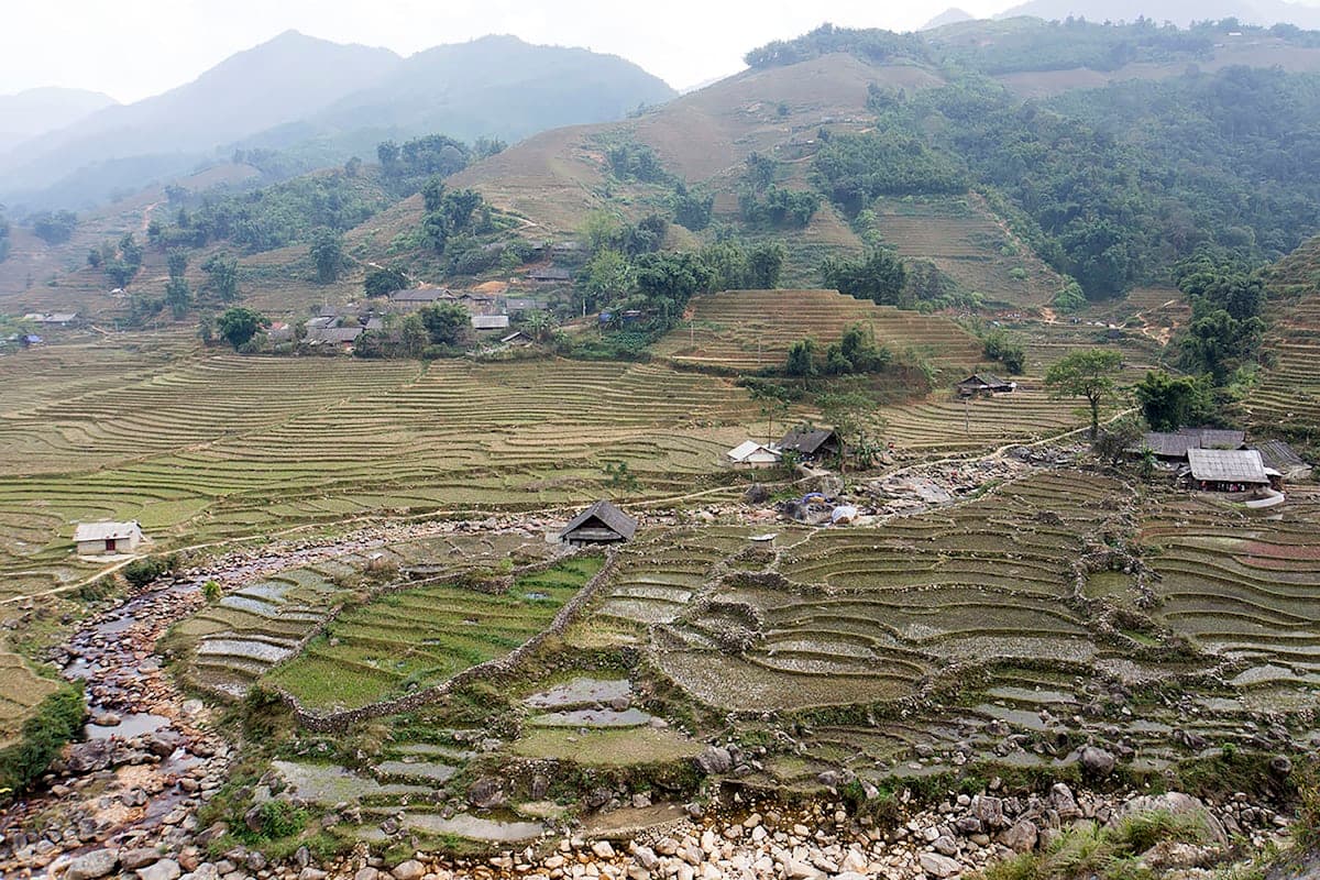 Рисовые террасы Сапы в туманных горах северного Вьетнама — вид на долину с деревнями