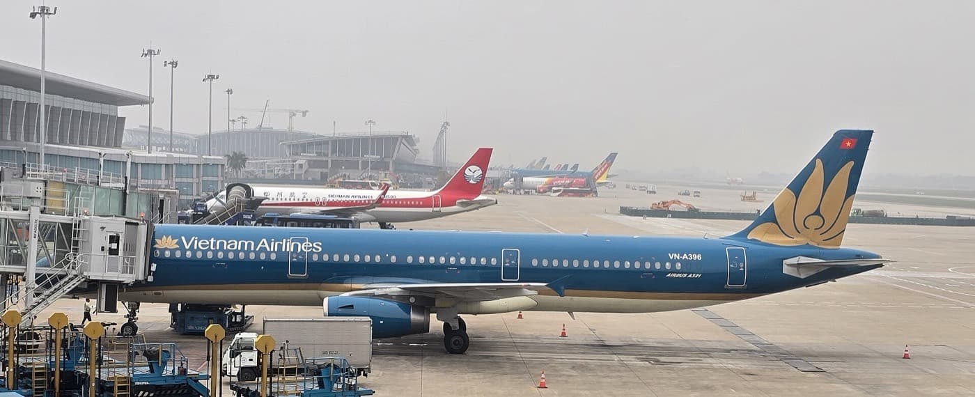 Airbus A321 Vietnam Airlines у телетрапа в аэропорту Нойбай в Ханое
