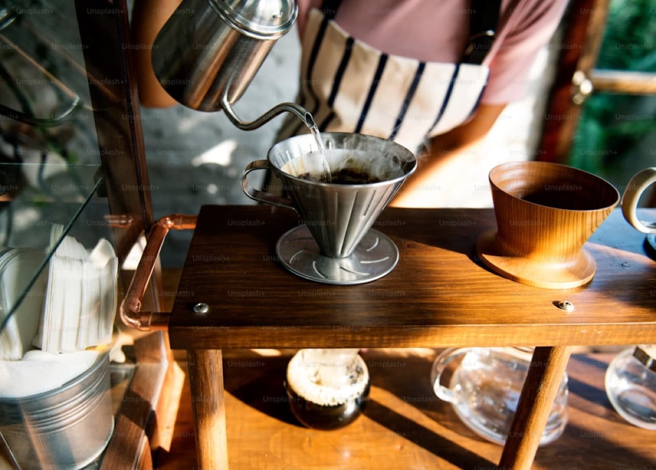 Три чашки кофе в руках друзей — вид сверху на латте и чёрный кофе