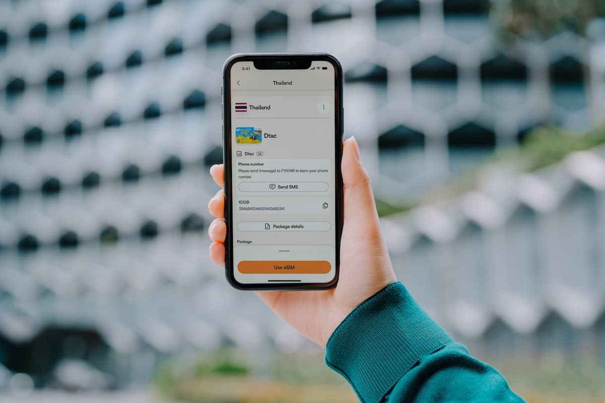 Смартфон с вьетнамской SIM-картой на фоне улицы Вьетнама
