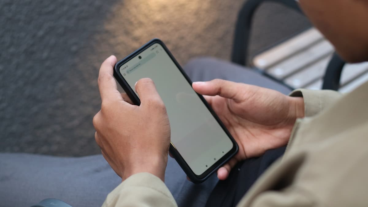 SIM-карта вьетнамского оператора и смартфон