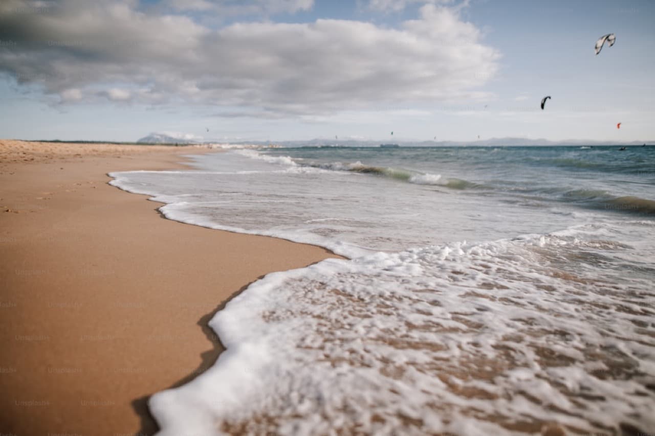 Тропический пляж с волнами — идеальные условия для кайтсерфинга в декабре