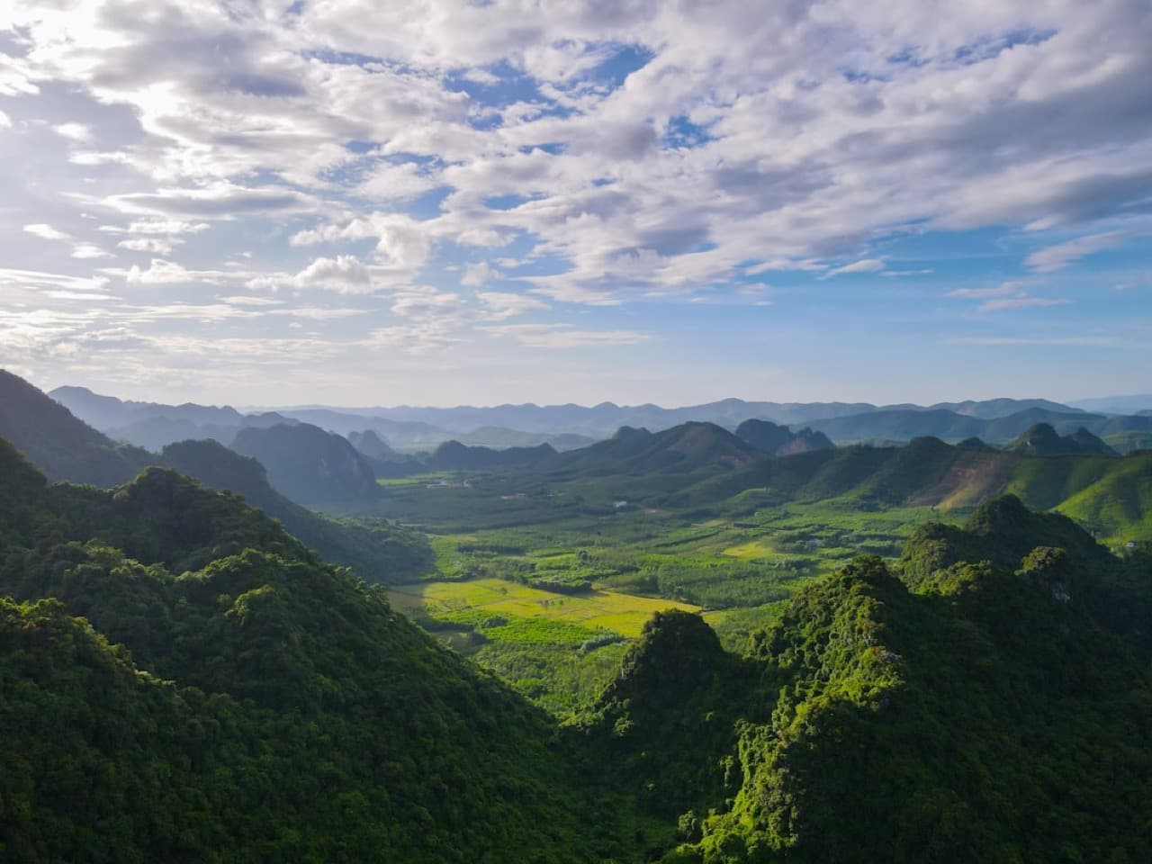 Бухта Халонг с карстовыми скалами и лодками — северный Вьетнам в декабре