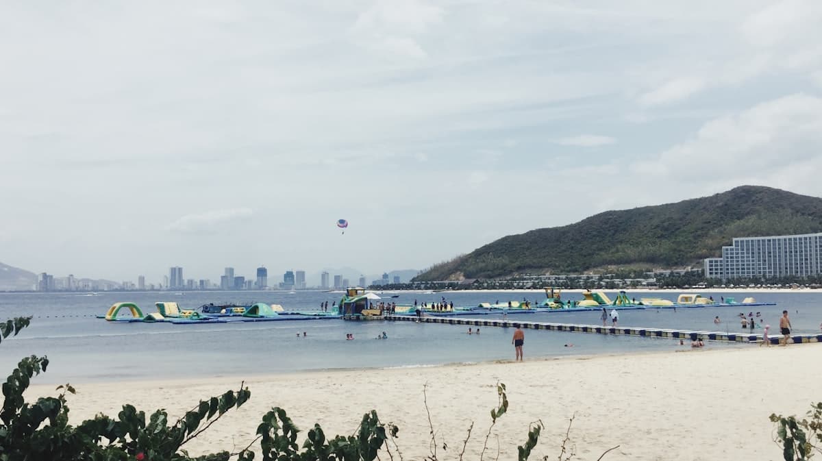 Побережье Нячанга с высотными отелями вдоль пляжа и аквапарком