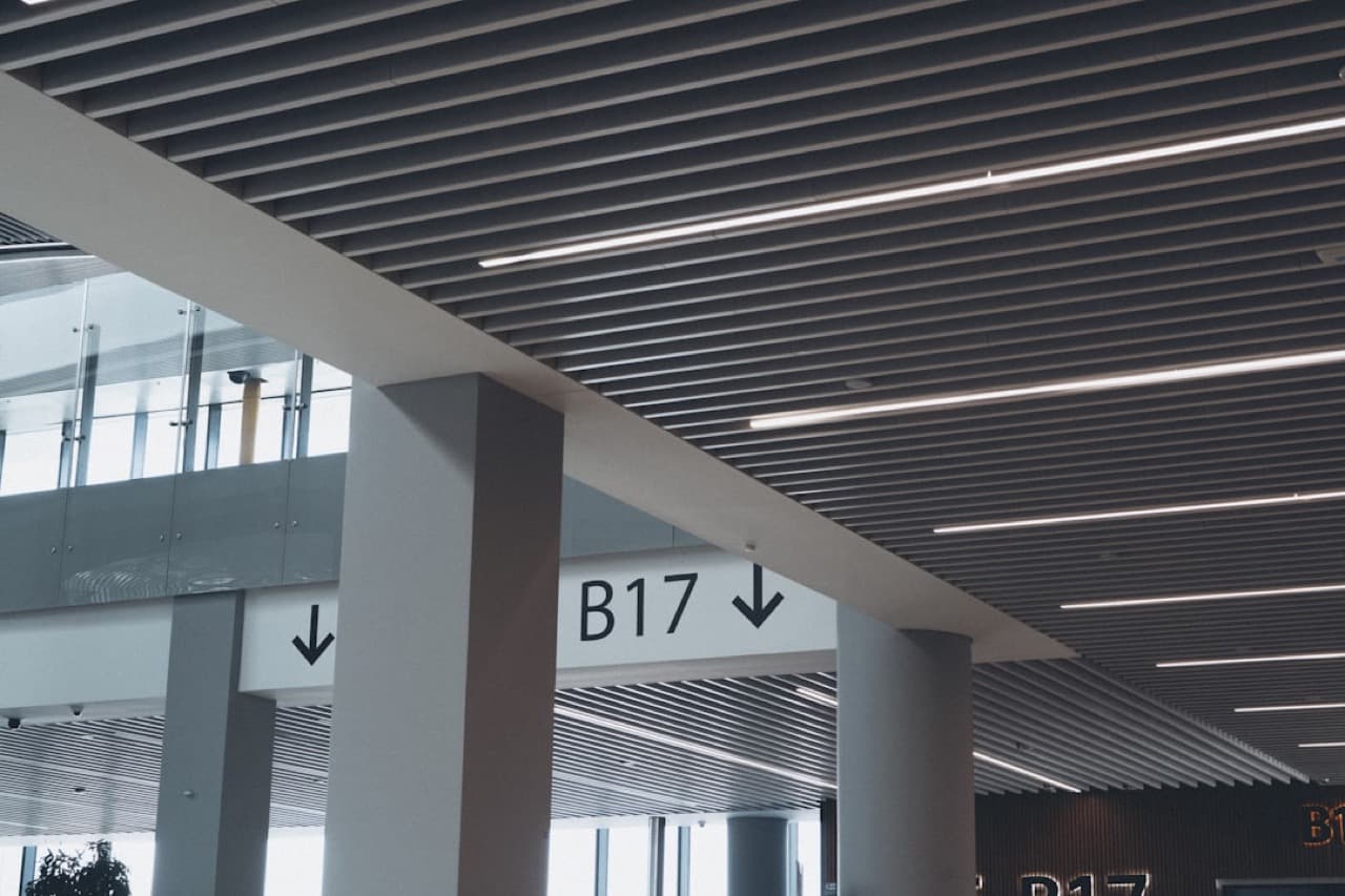 Самолёт у терминала аэропорта — покупка SIM-карты сразу после прилёта