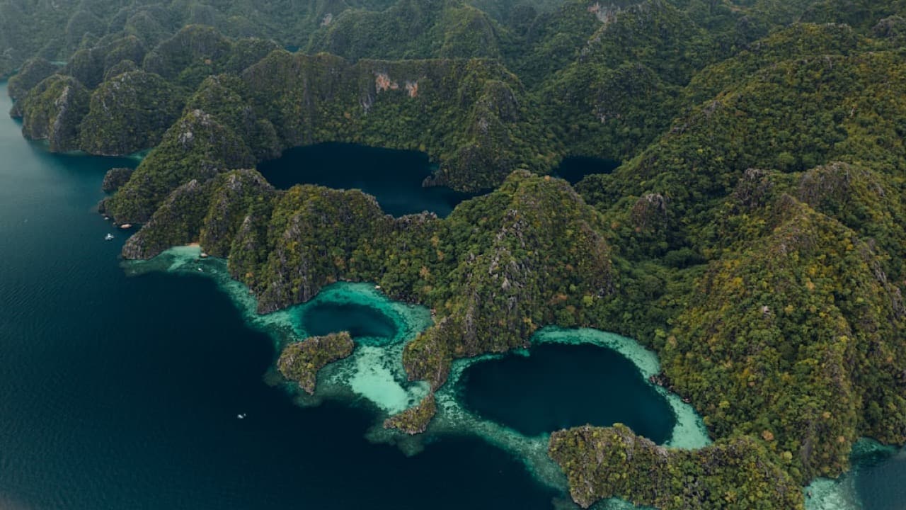 Каякинг в прозрачной бирюзовой воде над коралловым рифом — Тямские острова