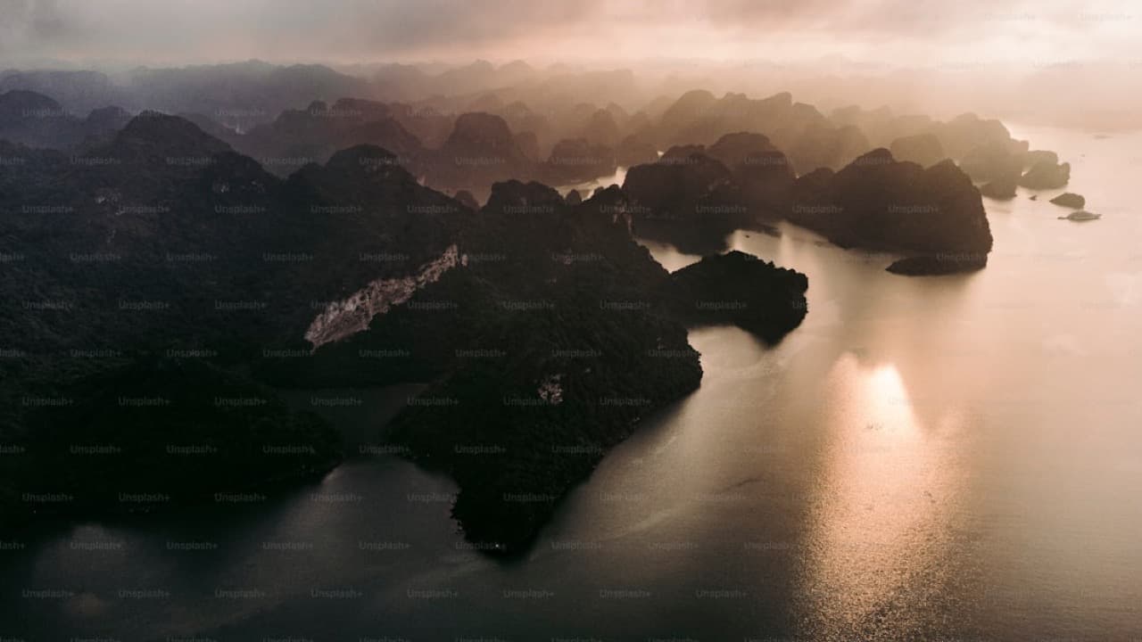 Бухта Халонг с лодками и карстовыми скалами — типичный пейзаж северного Вьетнама