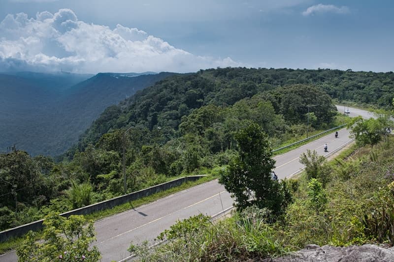 Горная дорога во Вьетнаме с мотобайком на серпантине среди зелёных гор