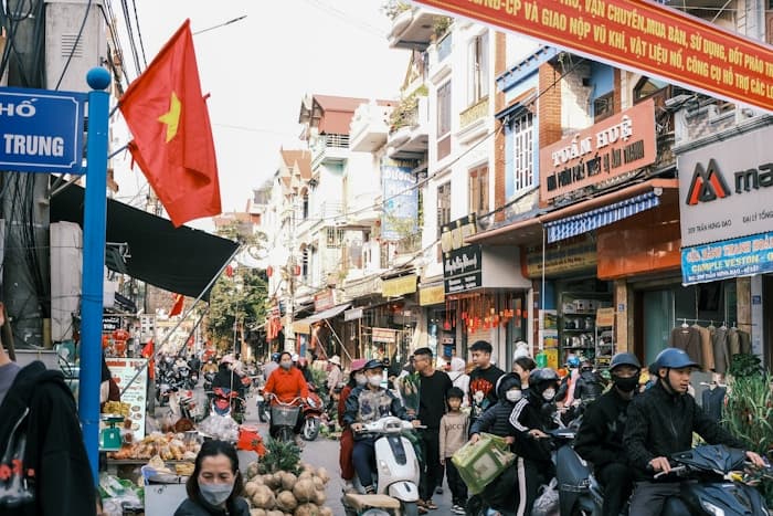 Оживлённая улица во Вьетнаме с байками и вьетнамскими флагами