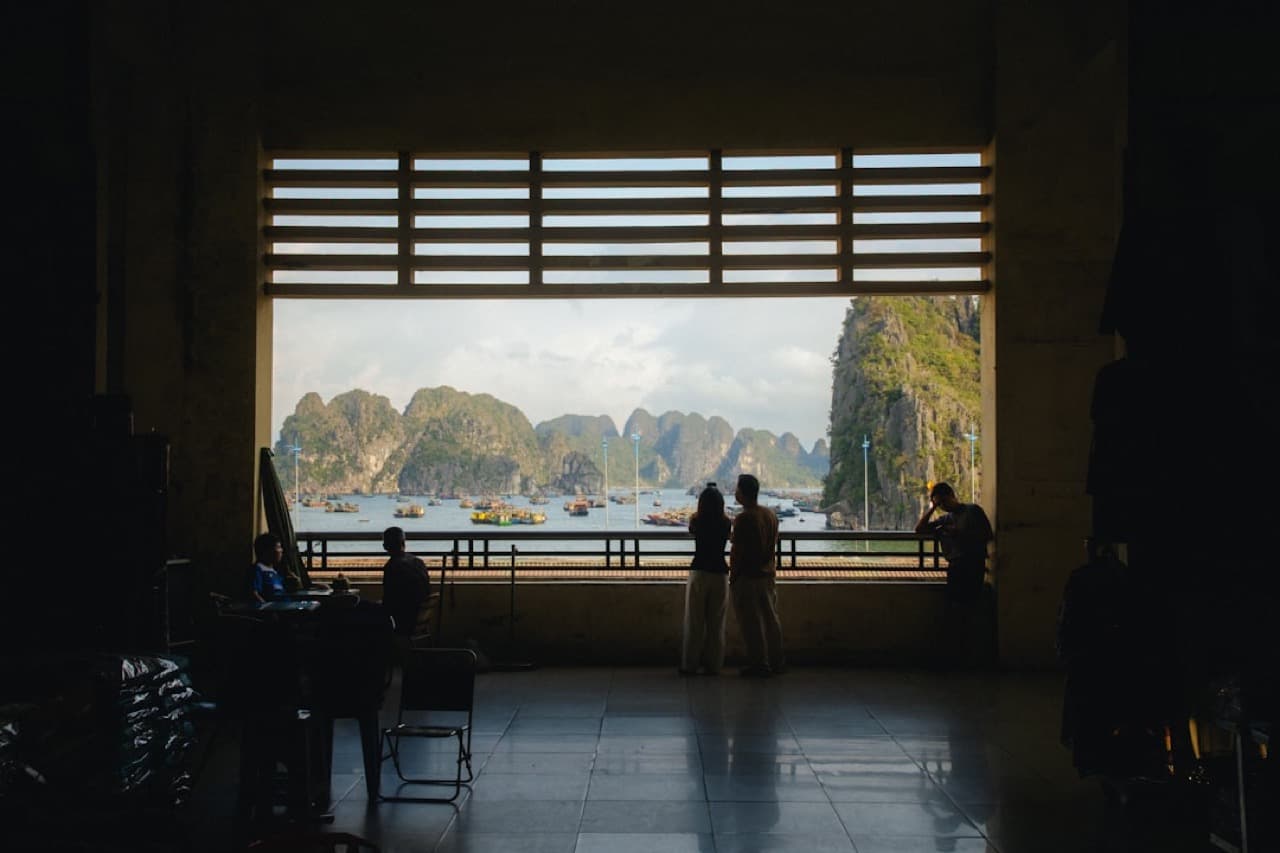 Карстовые скалы бухты Халонг в утреннем ноябрьском тумане