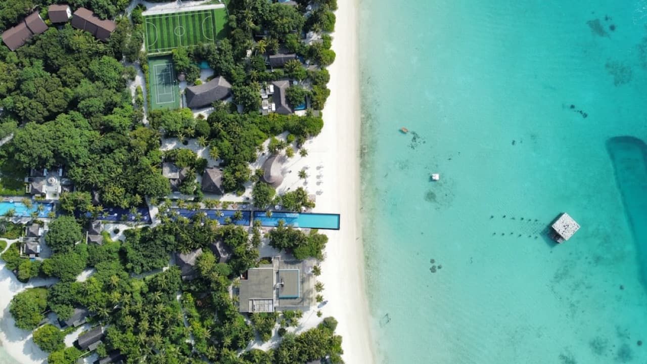 Туристы купаются на спокойном пляже Фукуока в ноябре