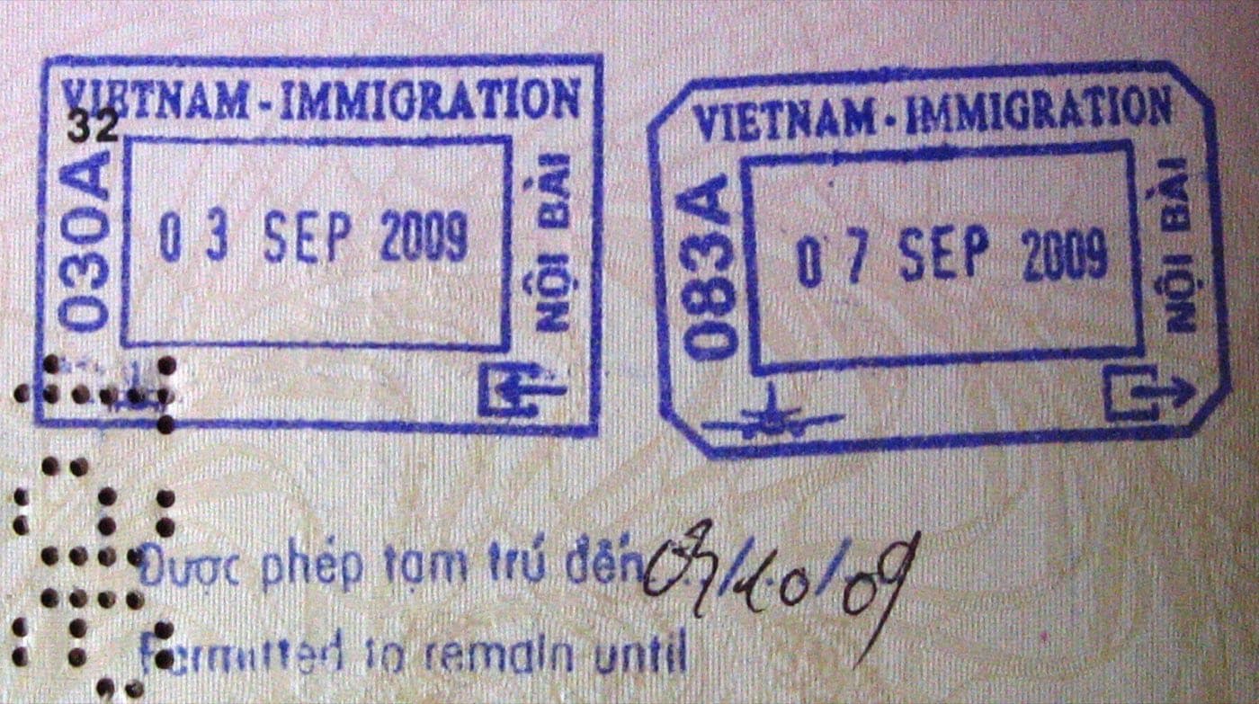 Въездной и выездной штампы Vietnam Immigration аэропорта Нойбай с датой разрешённого пребывания