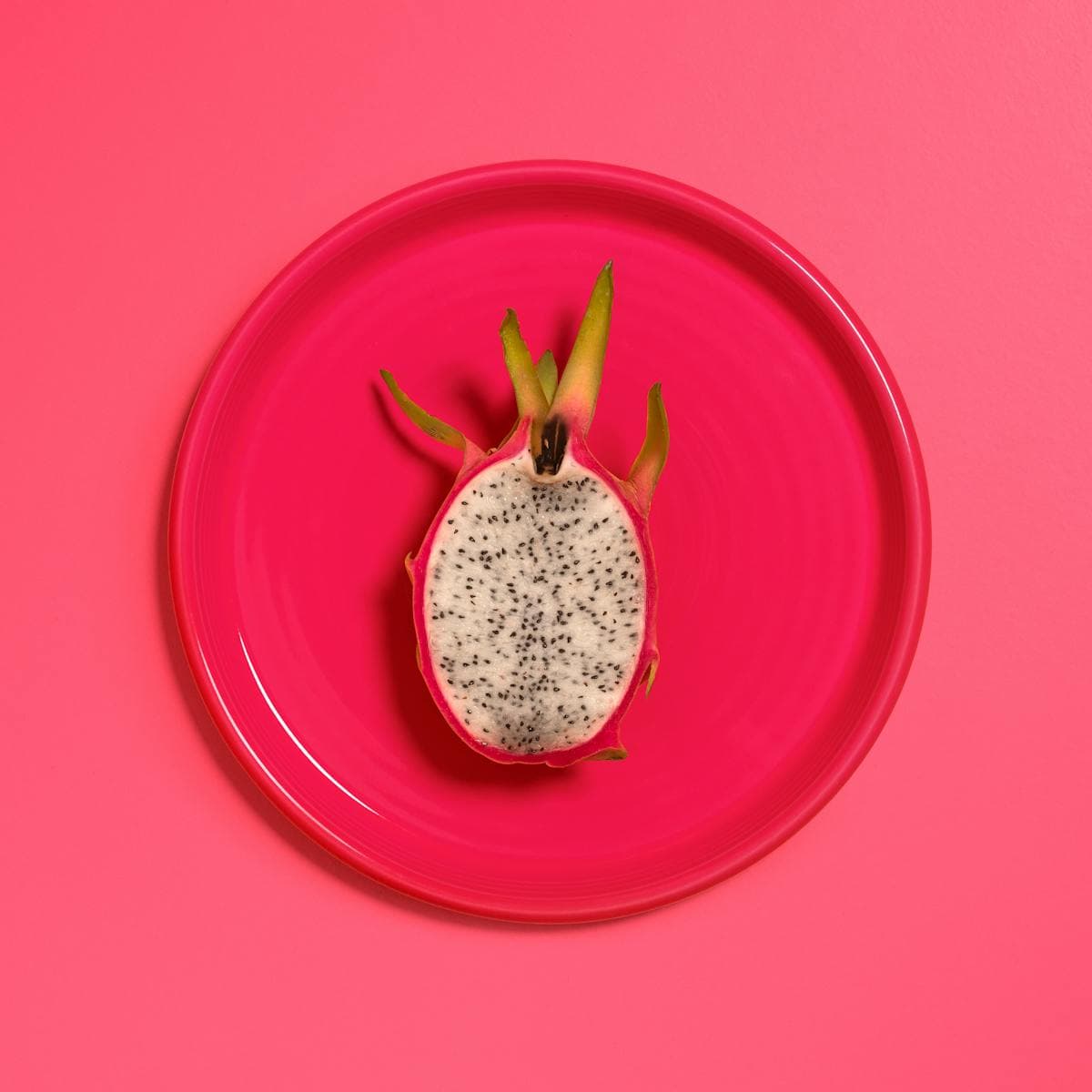 Питахайя (драконий фрукт) — розовая кожура и белая мякоть с чёрными семечками