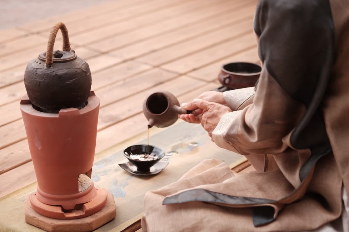 Вьетнамский чай — традиционная чайная церемония с керамическими чашками