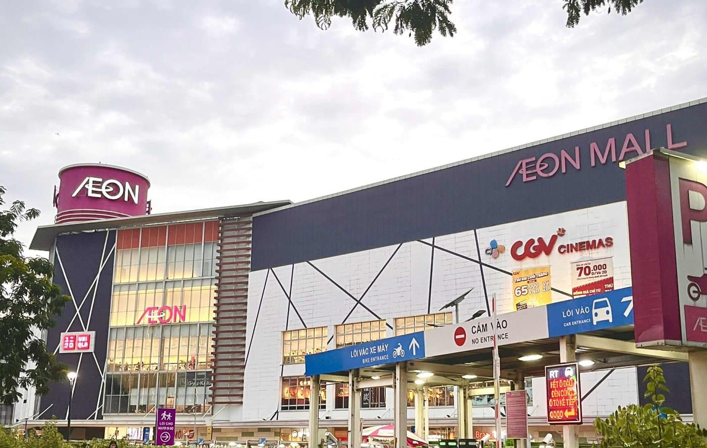 Торговый центр AEON Mall Celadon Tân Phú в Хошимине с вывеской сети