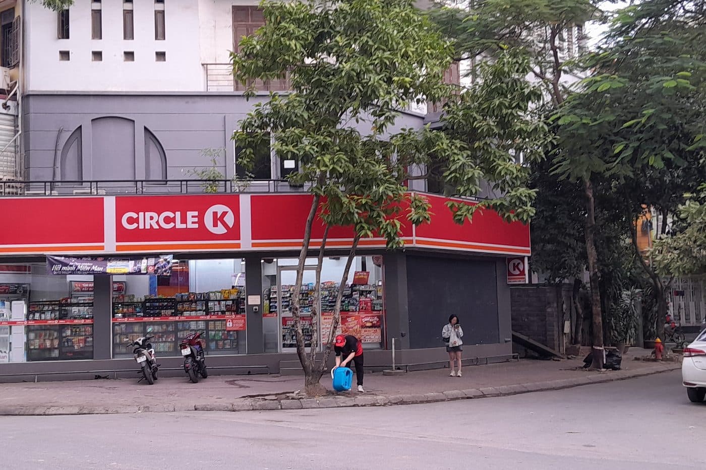Магазин Circle K на углу улиц Thâm Tâm и Trung Kính в Ханое утром