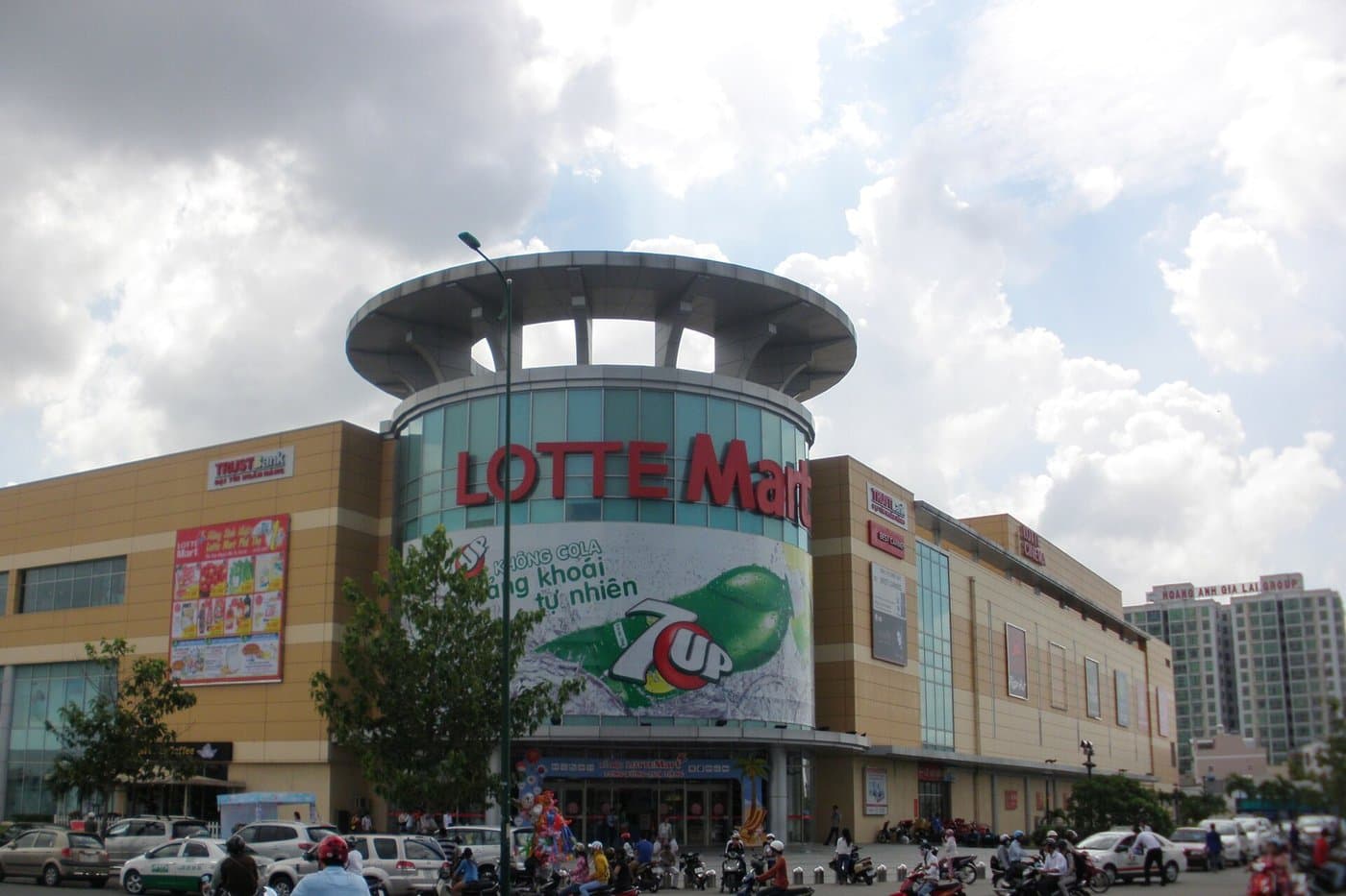 Здание гипермаркета Lotte Mart на улице Nguyễn Hữu Thọ в Хошимине