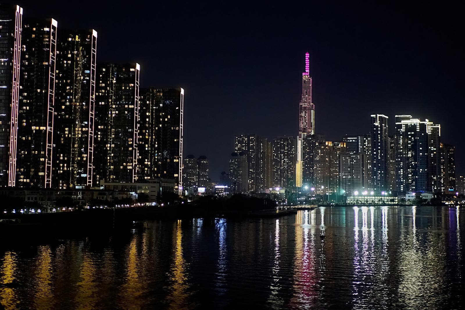 Ночной Хошимин с небоскрёбом Landmark 81 — город, куда едут IT-специалисты по визе UĐ1