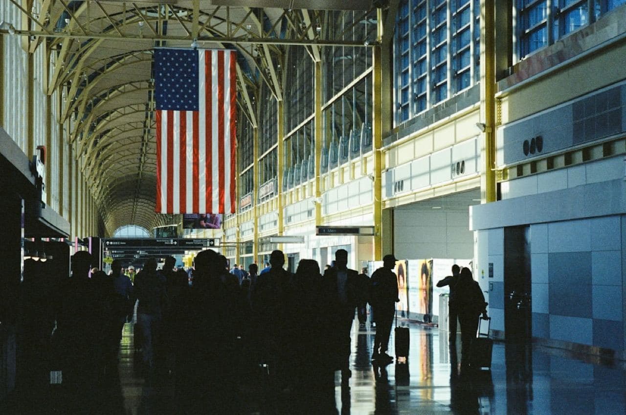 Вид из иллюминатора самолёта на закате — перелёт для визарана из Вьетнама