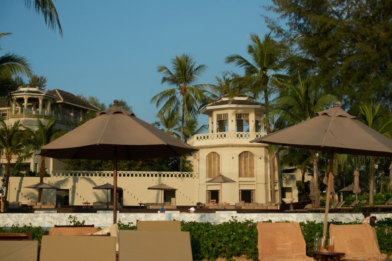 Тропический пляж курорта Vinpearl с бассейном и пальмами