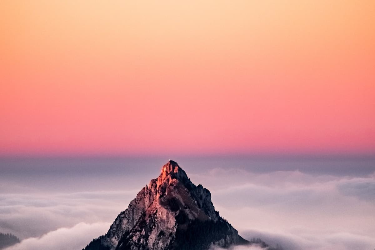 Песчаный пляж Бай Сау в Вунгтау с шезлонгами и отдыхающими у моря