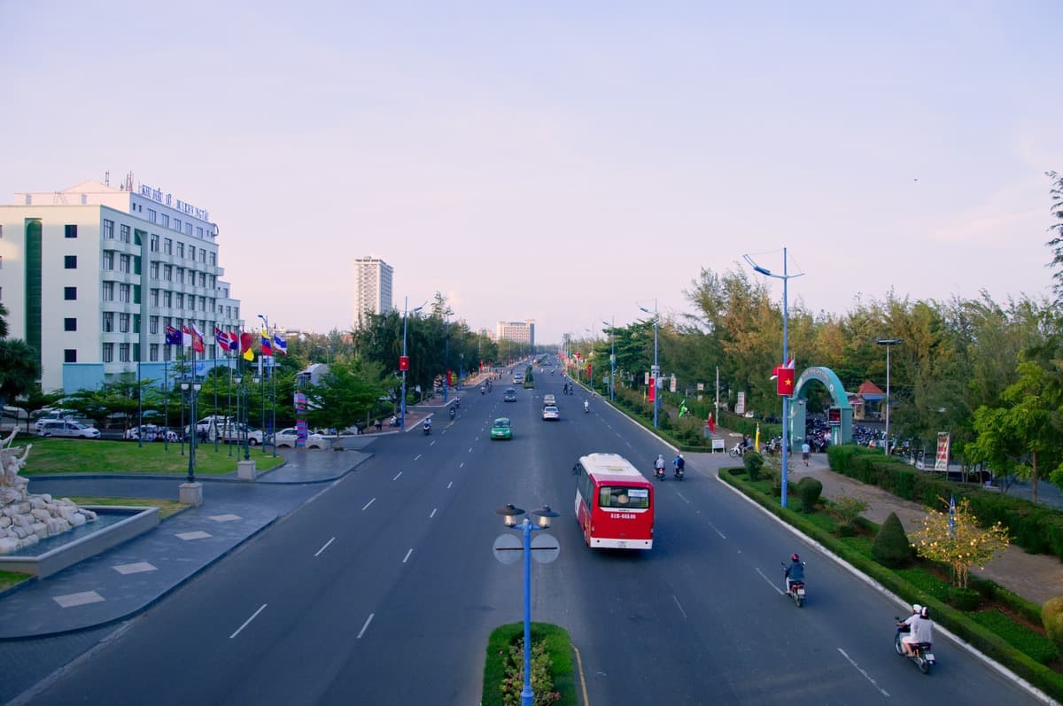 Улица Тхюи Ван в Вунгтау: отельные корпуса вдоль бульвара у Back Beach