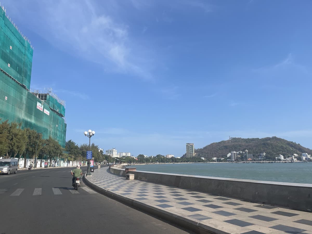 Набережная Front Beach в Вунгтау: плиточный променад, бухта и гора Нуй Ньо на горизонте