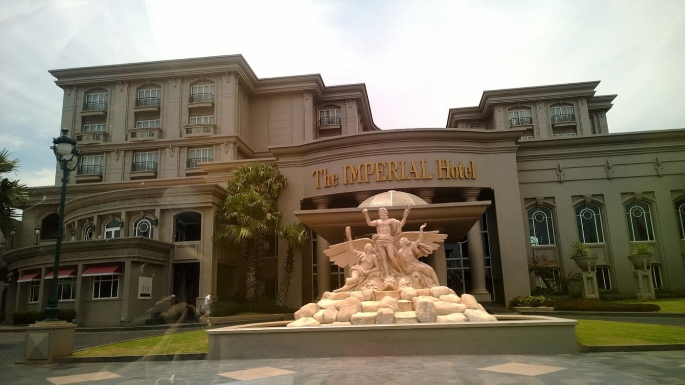 Фасад The Imperial Hotel в Вунгтау с фонтаном и скульптурной группой у входа