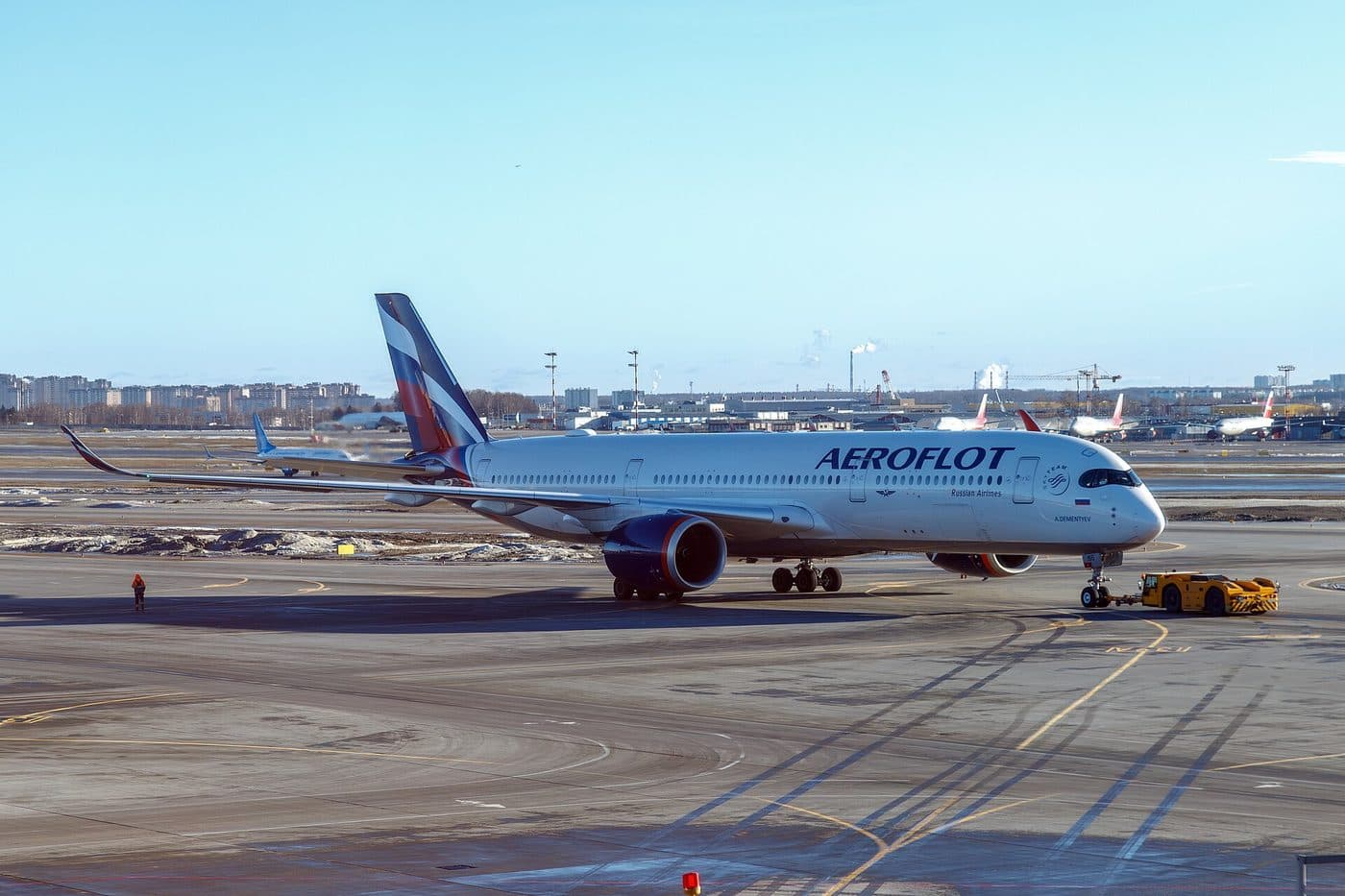Airbus A350 Аэрофлота с бортовым номером RA-73155 на буксире в Шереметьево