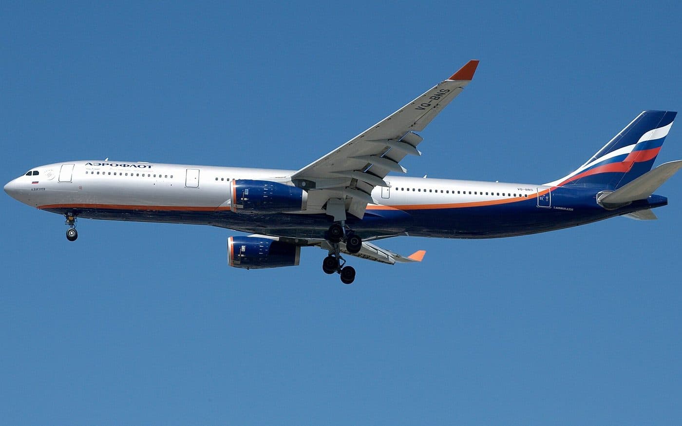 Airbus A330 Аэрофлота с бортовым номером VQ-BNS и выпущенными шасси на фоне неба