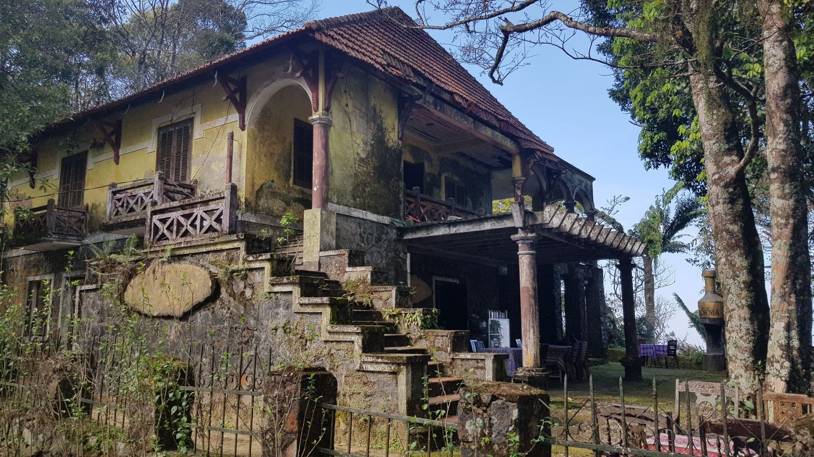 Французская вилла 1930-х у вершины Бах Ма: жёлтые стены, черепичная крыша, каменная лестница