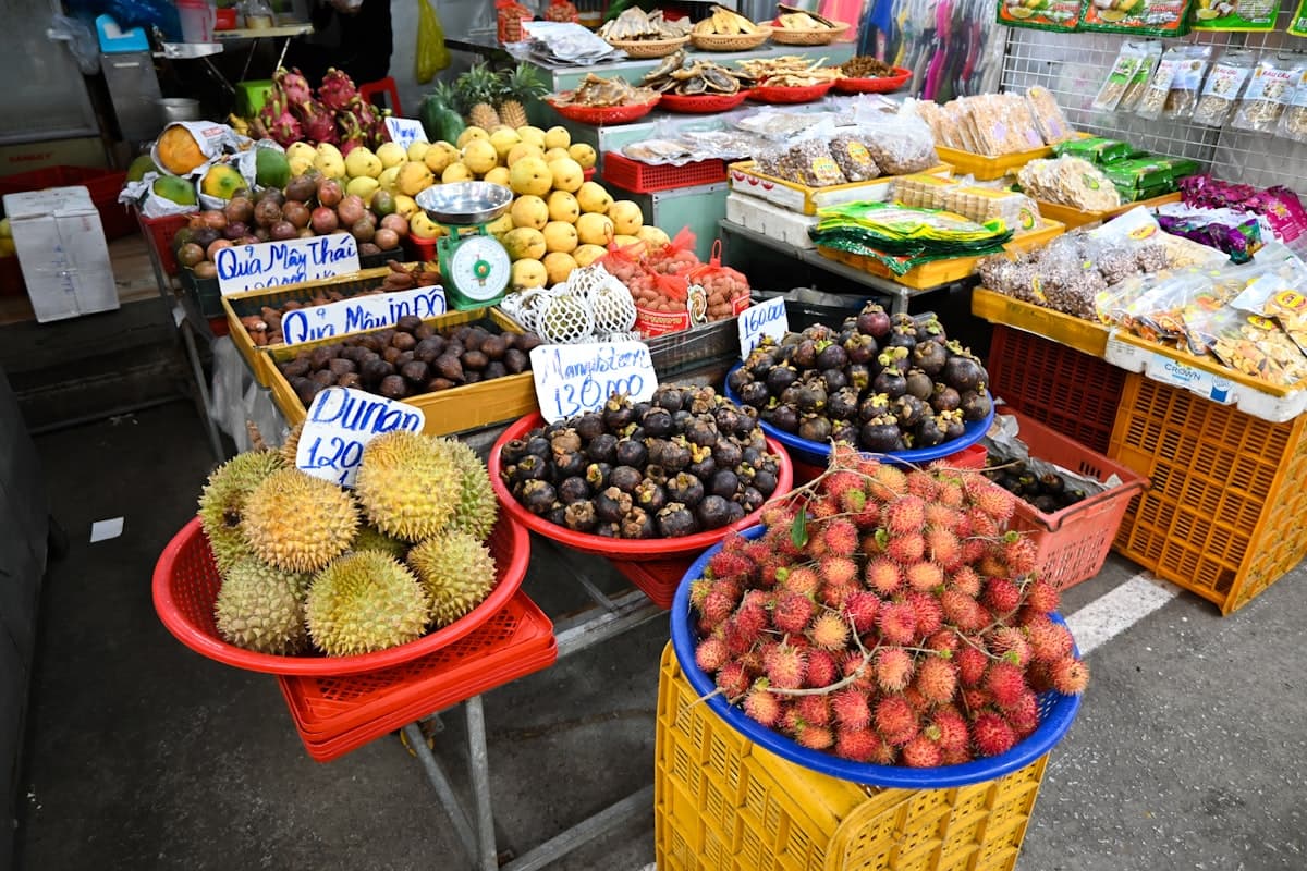 Вьетнамский рынок Кам Дык в Камрани со свежими морепродуктами и фруктами
