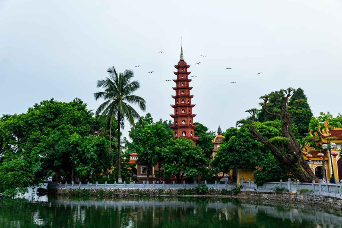 Коралловая башня Бао Тич пагоды Ту Ван в Камрани высотой 39 метров из морских ракушек