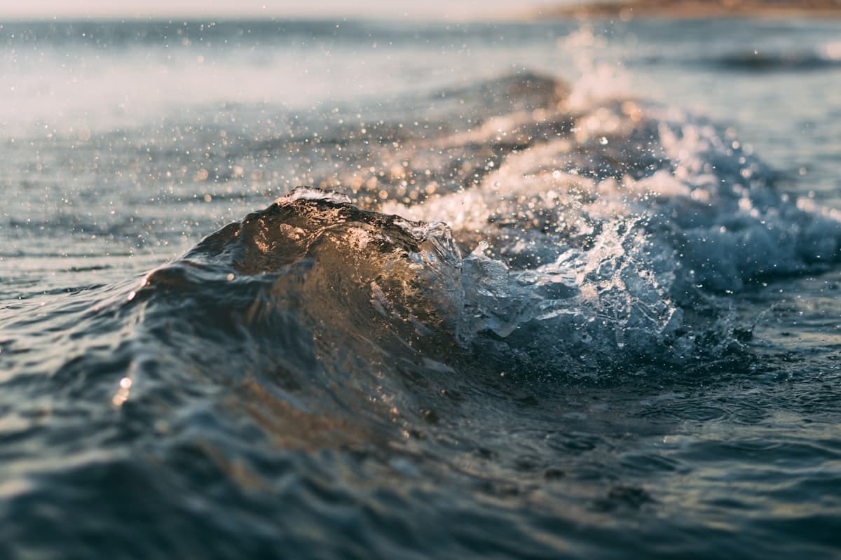 Тёплое море Камрани с прозрачной водой в солнечный день