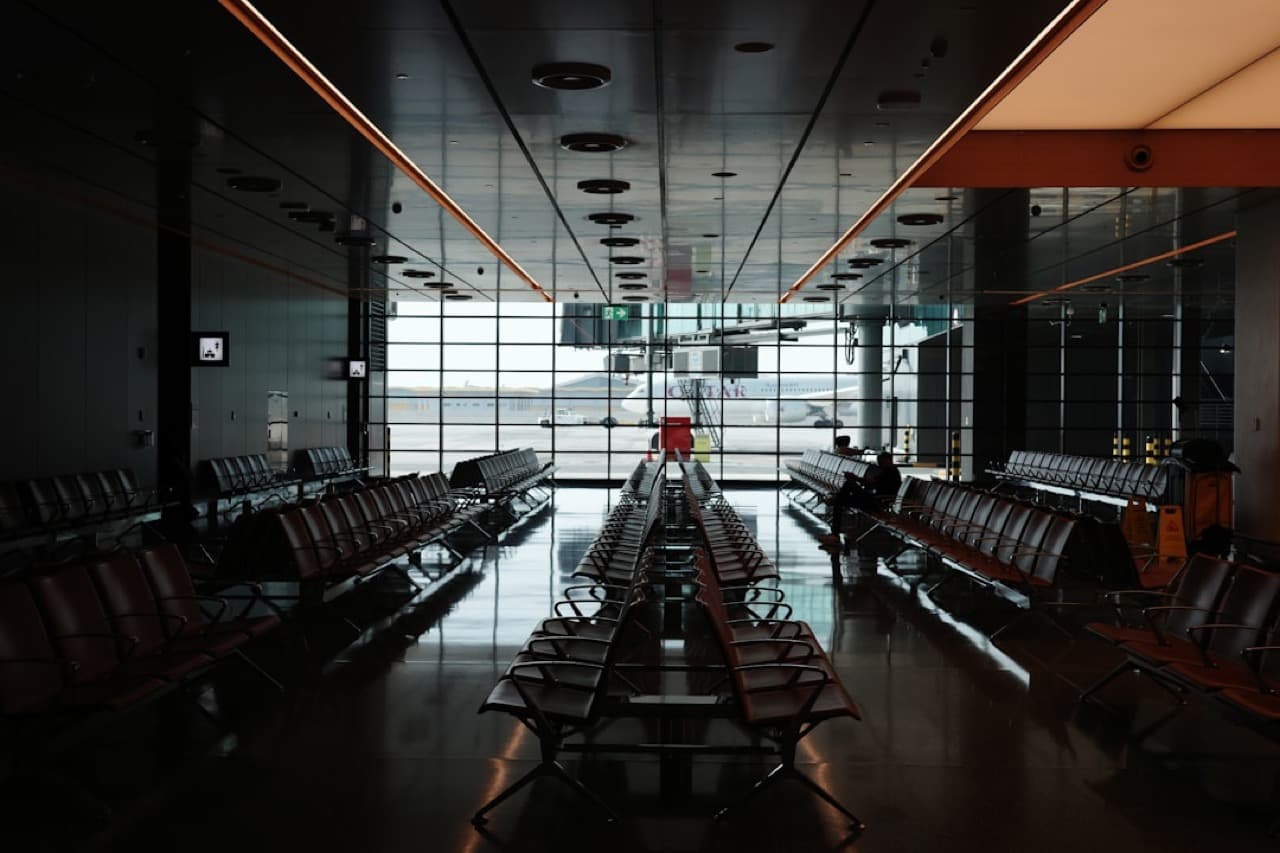 Зал прилёта международного аэропорта — паспортный контроль и зона выдачи багажа