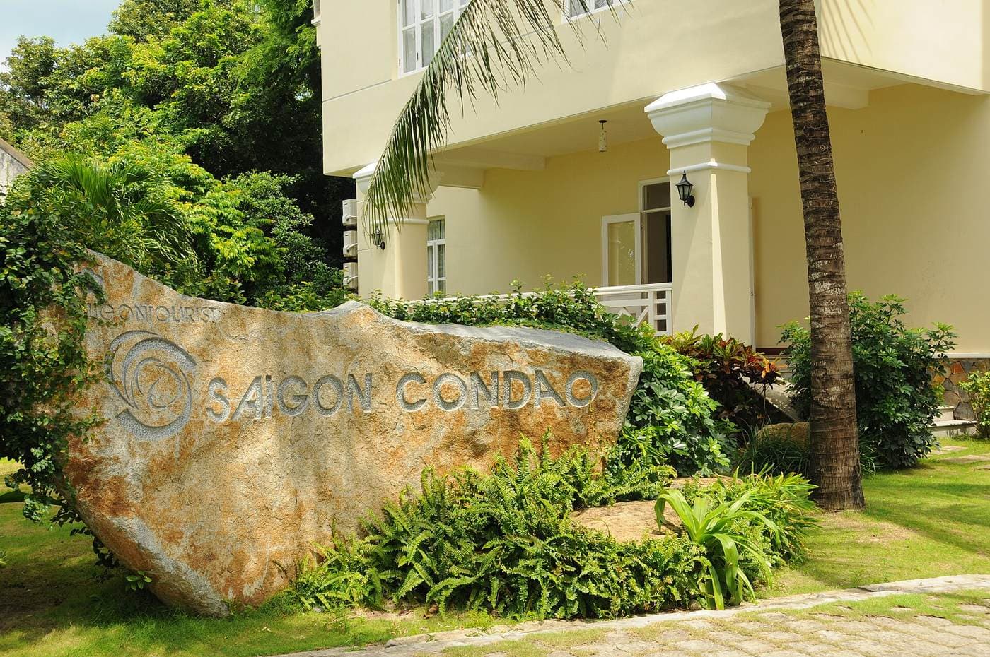 Камень с надписью Saigon Condao у колониальной виллы отеля Saigon Côn Đảo Resort на Кондао