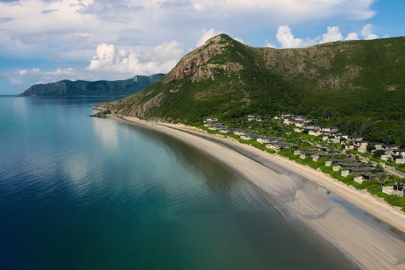 Виллы Six Senses Côn Đảo с приватными бассейнами вдоль пляжа Đất Dốc на Кондао, вид с воздуха