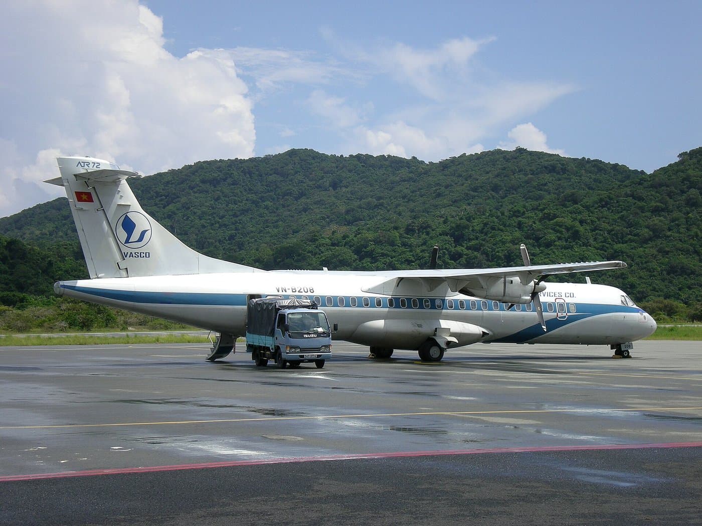 Турбовинтовой ATR-72 авиакомпании VASCO на перроне аэропорта Кондао